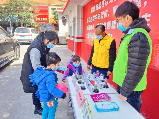 圩仔居民在宣傳攤位前駐足觀看、了解仿真毒品.jpg