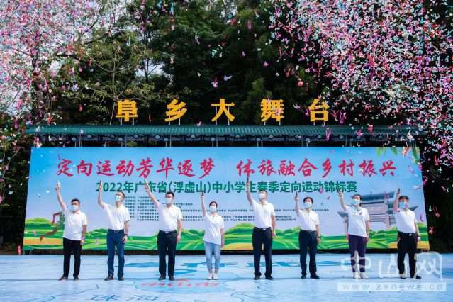 領(lǐng)導(dǎo)嘉賓鳴發(fā)令槍啟動賽事.jpg